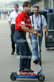 28.09.2002 Indianapolis, USA, F1 in Indianapolis, Samstag, Michael Schumacher (Ferrari) auf einem Elektroscooter im Paddock Bereich, 2002 SAP United States Grand Prix - (USGP, Formel 1, USA, Grand Prix, GP). c xpb.cc - weitere Bilder auf der Datenbank unter www.xpb.cc - Email: info@xpb.cc