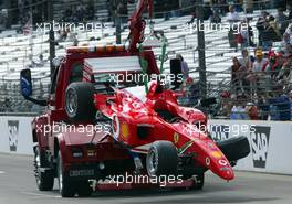 27.09.2002 Indianapolis, USA, F1 in Indianapolis, Freitag, Rubens Barrichello (Ferrari, F2002, Nr. 02) auf der Strecke - er crashte in die Mauer - hier sein Wagen, 2002 SAP United States Grand Prix - (USGP, Formel 1, USA, Grand Prix, GP). c xpb.cc - weitere Bilder auf der Datenbank unter www.xpb.cc - Email: info@xpb.cc