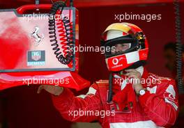 27.09.2002 Indianapolis, USA, F1 in Indianapolis, Freitag, Michael Schumacher (Ferrari) in der Box, 2002 SAP United States Grand Prix - (USGP, Formel 1, USA, Grand Prix, GP). c xpb.cc - weitere Bilder auf der Datenbank unter www.xpb.cc - Email: info@xpb.cc