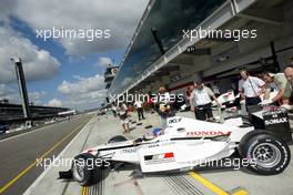 27.09.2002 Indianapolis, USA, F1 in Indianapolis, Freitag, Jacques Villeneuve (BAR Honda) in der Box, 2002 SAP United States Grand Prix - (USGP, Formel 1, USA, Grand Prix, GP). c xpb.cc - weitere Bilder auf der Datenbank unter www.xpb.cc - Email: info@xpb.cc