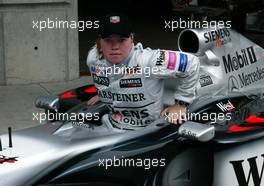 27.09.2002 Indianapolis, USA, F1 in Indianapolis, Freitag, Fotocall, US-Rennfahrerin SARAH FISHER im West McLaren Mercedes F1 Wagen vor der Box des Teams, 2002 SAP United States Grand Prix - (USGP, Formel 1, USA, Grand Prix, GP). c xpb.cc - weitere Bilder auf der Datenbank unter www.xpb.cc - Email: info@xpb.cc