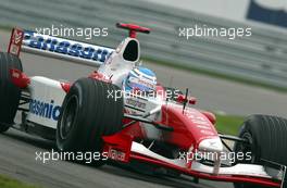 28.09.2002 Indianapolis, USA, F1 in Indianapolis, Samstag, Mika Salo (Toyota Racing, TF102, Nr. 22) auf der Strecke, 2002 SAP United States Grand Prix - (USGP, Formel 1, USA, Grand Prix, GP). c xpb.cc - weitere Bilder auf der Datenbank unter www.xpb.cc - Email: info@xpb.cc