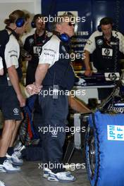 27.09.2002 Indianapolis, USA, F1 in Indianapolis, Freitag, Patrick Head (BMW WilliamsF1) in der Box, 2002 SAP United States Grand Prix - (USGP, Formel 1, USA, Grand Prix, GP). c xpb.cc - weitere Bilder auf der Datenbank unter www.xpb.cc - Email: info@xpb.cc