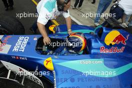 27.09.2002 Indianapolis, USA, F1 in Indianapolis, Freitag, Heinz Harald Frentzen (Sauber Petronas) fährt das erste mal aus der Box, 2002 SAP United States Grand Prix - (USGP, Formel 1, USA, Grand Prix, GP). c xpb.cc - weitere Bilder auf der Datenbank unter www.xpb.cc - Email: info@xpb.cc