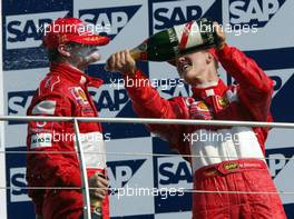 29.09.2002 Indianapolis, USA, F1 in Indianapolis, Sonntag 29.09.2002, Podium, Michael Schumacher und Rubens Barrichello, 2002 SAP United States Grand Prix - (USGP, Formel 1, USA, Grand Prix, GP). c xpb.cc - weitere Bilder auf der Datenbank unter www.xpb.cc - Email: info@xpb.cc