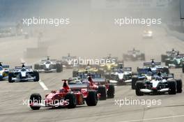 29.09.2002 Indianapolis, USA, F1 in Indianapolis, Sonntag 29.09.2002, Start zu Rennen, Michael Schumacher (Ferrari, F2002, Nr. 01) auf der Strecke vor dem Feld, 2002 SAP United States Grand Prix - (USGP, Formel 1, USA, Grand Prix, GP). c xpb.cc - weitere Bilder auf der Datenbank unter www.xpb.cc - Email: info@xpb.cc