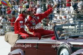 29.09.2002 Indianapolis, USA, F1 in Indianapolis, Sonntag 29.09.2002, Fahrerparade, Michael Schumacher schießt mit einer kleinen Kamera ein Foto von Rubens Barrichello, 2002 SAP United States Grand Prix - (USGP, Formel 1, USA, Grand Prix, GP). c xpb.cc - weitere Bilder auf der Datenbank unter www.xpb.cc - Email: info@xpb.cc