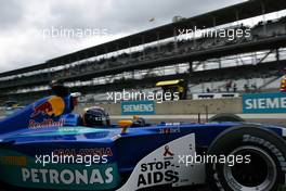 27.09.2002 Indianapolis, USA, F1 in Indianapolis, Freitag, Heinz Harald Frentzen (Sauber Petronas) fährt das erste mal aus der Box, 2002 SAP United States Grand Prix - (USGP, Formel 1, USA, Grand Prix, GP). c xpb.cc - weitere Bilder auf der Datenbank unter www.xpb.cc - Email: info@xpb.cc