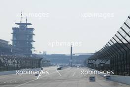 29.09.2002 Indianapolis, USA, F1 in Indianapolis, Sonntag 29.09.2002, Feature, Start und Zielgerade mit dem Bombardier Tower, 2002 SAP United States Grand Prix - (USGP, Formel 1, USA, Grand Prix, GP). c xpb.cc - weitere Bilder auf der Datenbank unter www.xpb.cc - Email: info@xpb.cc