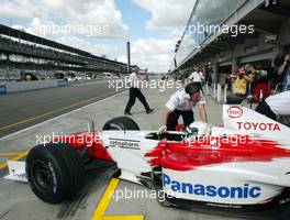 27.09.2002 Indianapolis, USA, F1 in Indianapolis, Freitag, Allan McNish (Toyota Racing, TF102, Nr. 23) auf der Strecke, 2002 SAP United States Grand Prix - (USGP, Formel 1, USA, Grand Prix, GP). c xpb.cc - weitere Bilder auf der Datenbank unter www.xpb.cc - Email: info@xpb.cc