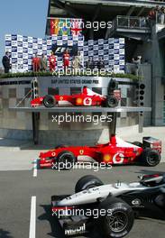 29.09.2002 Indianapolis, USA, F1 in Indianapolis, Sonntag 29.09.2002, Podium, P. Martinelli, Michael Schumacher, Rubens Barrichello, David Coulthard, der Siegerwagen wurde auf einer Bühne "hochgehoben", 2002 SAP United States Grand Prix - (USGP, Formel 1, USA, Grand Prix, GP). c xpb.cc - weitere Bilder auf der Datenbank unter www.xpb.cc - Email: info@xpb.cc