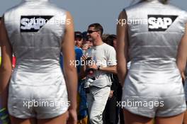 29.09.2002 Indianapolis, USA, F1 in Indianapolis, Sonntag 29.09.2002, David Coulthard auf dem Weg zur Fahrerparade, vorbei an den Gridgirls, 2002 SAP United States Grand Prix - (USGP, Formel 1, USA, Grand Prix, GP). c xpb.cc - weitere Bilder auf der Datenbank unter www.xpb.cc - Email: info@xpb.cc