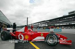 27.09.2002 Indianapolis, USA, F1 in Indianapolis, Freitag, Michael Schumacher (Ferrari) fährt aus der Box, 2002 SAP United States Grand Prix - (USGP, Formel 1, USA, Grand Prix, GP). c xpb.cc - weitere Bilder auf der Datenbank unter www.xpb.cc - Email: info@xpb.cc