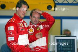 28.09.2002 Indianapolis, USA, F1 in Indianapolis, Samstag, Qualifying, Michael Schumacher (Ferrari) im Park Ferme auf Pole und Rubens Barrichello, 2002 SAP United States Grand Prix - (USGP, Formel 1, USA, Grand Prix, GP). c xpb.cc - weitere Bilder auf der Datenbank unter www.xpb.cc - Email: info@xpb.cc