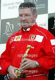 27.09.2002 Indianapolis, USA, F1 in Indianapolis, Freitag, "Bernie Award" 2002 (Charity, Brain & Spine Foundation) an Ross Brawn (Technische Leistungen) im Paddock Bereich, 2002 SAP United States Grand Prix - (USGP, Formel 1, USA, Grand Prix, GP). c xpb.cc - weitere Bilder auf der Datenbank unter www.xpb.cc - Email: info@xpb.cc