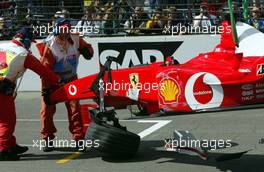 27.09.2002 Indianapolis, USA, F1 in Indianapolis, Freitag, Rubens Barrichello (Ferrari, F2002, Nr. 02) auf der Strecke - er crashte in die Mauer - hier sein Wagen, 2002 SAP United States Grand Prix - (USGP, Formel 1, USA, Grand Prix, GP). c xpb.cc - weitere Bilder auf der Datenbank unter www.xpb.cc - Email: info@xpb.cc