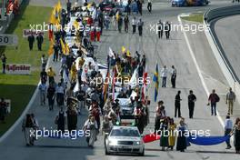 07.09.2003 Zeltweg, Österreich, Startfield presentation. The A1-Ring is the only circuit where they do this against the normal driving direction - DTM 2003 in Zeltweg, Grand-Prix-Kurs des A1-Ring, Österreich (Deutsche Tourenwagen Masters)  - Weitere Bilder auf www.xpb.cc, eMail: info@xpb.cc - Belegexemplare senden.  c Copyright: Kennzeichnung mit: Miltenburg / xpb.cc