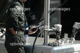 07.09.2003 Zeltweg, Österreich, A Mercedes-Benz mechanics operating the new brake sign on the Mercedes-Benz pitstop position - DTM 2003 in Zeltweg, Grand-Prix-Kurs des A1-Ring, Österreich (Deutsche Tourenwagen Masters)  - Weitere Bilder auf www.xpb.cc, eMail: info@xpb.cc - Belegexemplare senden.  c Copyright: Kennzeichnung mit: Miltenburg / xpb.cc