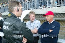 07.09.2003 Zeltweg, Österreich, Niki Lauda (AUT), talking with some Mercedes-Benz mechanics - DTM 2003 in Zeltweg, Grand-Prix-Kurs des A1-Ring, Österreich (Deutsche Tourenwagen Masters)  - Weitere Bilder auf www.xpb.cc, eMail: info@xpb.cc - Belegexemplare senden.  c Copyright: Kennzeichnung mit: Miltenburg / xpb.cc