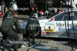 07.09.2003 Zeltweg, Österreich, The HWA crew working on one of the front wheels during a pitstop of Christijan Albers (NED), Express-Service AMG-Mercedes, Mercedes-Benz CLK-DTM - DTM 2003 in Zeltweg, Grand-Prix-Kurs des A1-Ring, Österreich (Deutsche Tourenwagen Masters)  - Weitere Bilder auf www.xpb.cc, eMail: info@xpb.cc - Belegexemplare senden.  c Copyright: Kennzeichnung mit: Miltenburg / xpb.cc