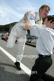 06.09.2003 Zeltweg, Österreich, Marcel Fässler (CHE), AMG-Mercedes, Portrait, receiving congratulations for his pole position from one of the HWA team members - DTM 2003 in Zeltweg, Grand-Prix-Kurs des A1-Ring, Österreich (Deutsche Tourenwagen Masters)  - Weitere Bilder auf www.xpb.cc, eMail: info@xpb.cc - Belegexemplare senden.  c Copyright: Kennzeichnung mit: Miltenburg / xpb.cc