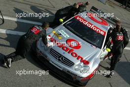 07.09.2003 Zeltweg, Österreich, Mechanics push the car of Bernd Schneider (GER), Vodafone AMG-Mercedes, Mercedes-Benz CLK-DTM, back into the pits - DTM 2003 in Zeltweg, Grand-Prix-Kurs des A1-Ring, Österreich (Deutsche Tourenwagen Masters)  - Weitere Bilder auf www.xpb.cc, eMail: info@xpb.cc - Belegexemplare senden.  c Copyright: Kennzeichnung mit: Miltenburg / xpb.cc