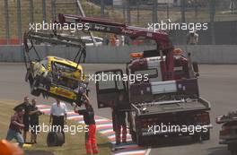 06.06.2003 Klettwitz, Deutschland, The car of Laurent Aiello (FRA), Hasseröder Abt-Audi, Abt-Audi TT-R, being lifted on a truck - DTM 2003 in Klettwitz, EuroSpeedway Lausitz, Lausitzring (Deutsche Tourenwagen Masters)  - Weitere Bilder auf www.xpb.cc, eMail: info@xpb.cc - Belegexemplare senden. c Copyright: Kennzeichnung mit: Miltenburg / xpb.cc