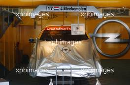 05.06.2003 Klettwitz, Deutschland, The mechanics of the OPC EuroTeam are still working on the car of Jeroen Bleekemolen (NED), Opel Astra V8 Coupé, and cover up the front - DTM 2003 in Klettwitz, EuroSpeedway Lausitz, Lausitzring (Deutsche Tourenwagen Masters)  - Weitere Bilder auf www.xpb.cc, eMail: info@xpb.cc - Belegexemplare senden. c Copyright: Kennzeichnung mit: Miltenburg / xpb.cc