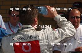 08.06.2003 Klettwitz, Deutschland, Bernd Schneider (GER), Vodafone AMG-Mercedes, Mercedes-Benz CLK-DTM, cooling himself down after the race with a bottle water - DTM 2003 in Klettwitz, EuroSpeedway Lausitz, Lausitzring (Deutsche Tourenwagen Masters)  - Weitere Bilder auf www.xpb.cc, eMail: info@xpb.cc - Belegexemplare senden. c Copyright: Kennzeichnung mit: Miltenburg / xpb.cc