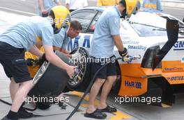 05.06.2003 Klettwitz, Deutschland, Pitstop practice by the OPC Holzer Team - DTM 2003 in Klettwitz, EuroSpeedway Lausitz, Lausitzring (Deutsche Tourenwagen Masters)  - Weitere Bilder auf www.xpb.cc, eMail: info@xpb.cc - Belegexemplare senden. c Copyright: Kennzeichnung mit: Miltenburg / xpb.cc