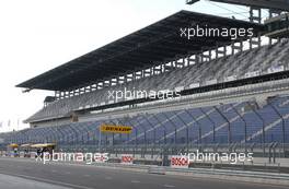 05.06.2003 Klettwitz, Deutschland, The huge main grandstand at the Lausitzring - DTM 2003 in Klettwitz, EuroSpeedway Lausitz, Lausitzring (Deutsche Tourenwagen Masters)  - Weitere Bilder auf www.xpb.cc, eMail: info@xpb.cc - Belegexemplare senden. c Copyright: Kennzeichnung mit: Miltenburg / xpb.cc