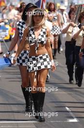 08.06.2003 Klettwitz, Deutschland, Grid girls - DTM 2003 in Klettwitz, EuroSpeedway Lausitz, Lausitzring (Deutsche Tourenwagen Masters)  - Weitere Bilder auf www.xpb.cc, eMail: info@xpb.cc - Belegexemplare senden. c Copyright: Kennzeichnung mit: Miltenburg / xpb.cc