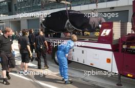 06.06.2003 Klettwitz, Deutschland, Mattias Ekström (SWE), PlayStation 2 Red Bull Abt-Audi, looking under the car of Christian Abt (GER), Hasseröder Abt-Audi, Abt-Audi TT-R, to inspect the damage - DTM 2003 in Klettwitz, EuroSpeedway Lausitz, Lausitzring (Deutsche Tourenwagen Masters)  - Weitere Bilder auf www.xpb.cc, eMail: info@xpb.cc - Belegexemplare senden. c Copyright: Kennzeichnung mit: Miltenburg / xpb.cc