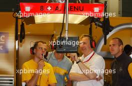 06.06.2003 Klettwitz, Deutschland, Wiet Huidekoper (NED), Technical Director Opel DTM, in the pitbox, looking at the timingmonitor - DTM 2003 in Klettwitz, EuroSpeedway Lausitz, Lausitzring (Deutsche Tourenwagen Masters)  - Weitere Bilder auf www.xpb.cc, eMail: info@xpb.cc - Belegexemplare senden. c Copyright: Kennzeichnung mit: Miltenburg / xpb.cc