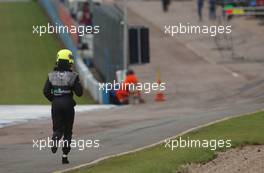 27.07.2003 Castle Donington, Großbritannien, Manuel Reuter (GER), OPC Team Holzer, running back to the pits after being forced out of the race after the first corner - DTM 2003 in Castle Donington, Donington Park (Deutsche Tourenwagen Masters, UK, GB, England)  - Weitere Bilder auf www.xpb.cc, eMail: info@xpb.cc - Belegexemplare senden. c Copyright: Kennzeichnung mit: Miltenburg / xpb.cc