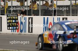 25.04.2003 Hockenheim, Deutschland, Team member holding up the pitboard for Mattias Ekström (SWE), PlayStation 2 Red Bull Abt-Audi, Abt-Audi TT-R - DTM 2003 in Hockenheim, Grand-Prix-Kurs des Hockenheimring Baden-Württemberg (Deutsche Tourenwagen Masters)  - Weitere Bilder auf www.xpb.cc, eMail: info@xpb.cc - Belegexemplare senden. c Copyright; Kennzeichnung mit: Miltenburg / xpb.cc