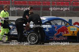 25.04.2003 Hockenheim, Deutschland, Abt mechanics change a flat tyre on the car of Mattias Ekström (SWE), PlayStation 2 Red Bull Abt-Audi, at the pitlane entry - DTM 2003 in Hockenheim, Grand-Prix-Kurs des Hockenheimring Baden-Württemberg (Deutsche Tourenwagen Masters)  - Weitere Bilder auf www.xpb.cc, eMail: info@xpb.cc - Belegexemplare senden. c Copyright; Kennzeichnung mit: Miltenburg / xpb.cc