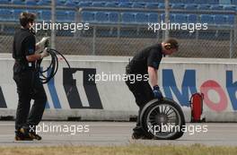 25.04.2003 Hockenheim, Deutschland, Abt mechanics change a flat tyre on the car of Mattias Ekström (SWE), PlayStation 2 Red Bull Abt-Audi, at the pitlane entry - DTM 2003 in Hockenheim, Grand-Prix-Kurs des Hockenheimring Baden-Württemberg (Deutsche Tourenwagen Masters)  - Weitere Bilder auf www.xpb.cc, eMail: info@xpb.cc - Belegexemplare senden. c Copyright; Kennzeichnung mit: Miltenburg / xpb.cc