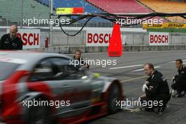 03.10.2003 Hockenheim, Deutschland, DTM 2003 am Hockenheimring, Bernd Schneider (GER), Vodafone AMG-Mercedes, Mercedes-Benz CLK-DTM - beim PIT STOP mit neuem BRAKE Schild - DTM 2003 in Hockenheim, Grand-Prix-Kurs des Hockenheimring Baden-Württemberg (Deutsche Tourenwagen Masters) - Weitere Bilder auf www.xpb.cc, eMail: info@xpb.cc - Belegexemplare senden. c Copyrightkennzeichnung mit: xpb.cc