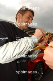 05.10.2003 Hockenheim, Deutschland, Bernd Schneider (GER), Vodafone AMG-Mercedes, Mercedes-Benz CLK-DTM, with 'Schneider ist Meister' T-Shirt signing autographs - DTM 2003 in Hockenheim, Grand-Prix-Kurs des Hockenheimring Baden-Württemberg (Deutsche Tourenwagen Masters)  - Weitere Bilder auf www.xpb.cc, eMail: info@xpb.cc - Belegexemplare senden.  c Copyright: Kennzeichnung mit: Pieters / xpb.cc