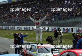 05.10.2003 Hockenheim, Deutschland, DTM 2003 am Hockenheimring, DTM-Meister, Bernd Schneider (GER), Vodafone AMG-Mercedes - jubelt zu den Fans - DTM 2003 in Hockenheim, Grand-Prix-Kurs des Hockenheimring Baden-Württemberg (Deutsche Tourenwagen Masters) - Weitere Bilder auf www.xpb.cc, eMail: info@xpb.cc - Belegexemplare senden. c Copyrightkennzeichnung mit: xpb.cc