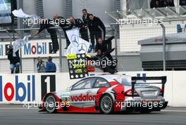 05.10.2003 Hockenheim, Deutschland, DTM 2003 am Hockenheimring, FINISH des DTM-MEISTERS - Bernd Schneider (GER), Vodafone AMG-Mercedes, Mercedes-Benz CLK-DTM - DTM 2003 in Hockenheim, Grand-Prix-Kurs des Hockenheimring Baden-Württemberg (Deutsche Tourenwagen Masters) - Weitere Bilder auf www.xpb.cc, eMail: info@xpb.cc - Belegexemplare senden. c Copyrightkennzeichnung mit: xpb.cc