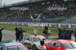 05.10.2003 Hockenheim, Deutschland, DTM 2003 am Hockenheimring, DTM-Meister, Bernd Schneider (GER), Vodafone AMG-Mercedes, Mercedes-Benz CLK-DTM - jubelt zu den Fans - DTM 2003 in Hockenheim, Grand-Prix-Kurs des Hockenheimring Baden-Württemberg (Deutsche Tourenwagen Masters) - Weitere Bilder auf www.xpb.cc, eMail: info@xpb.cc - Belegexemplare senden. c Copyrightkennzeichnung mit: xpb.cc