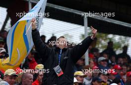 05.10.2003 Hockenheim, Deutschland, This Opel fan is not so happy with Bernd Schneider winning the championship again - DTM 2003 in Hockenheim, Grand-Prix-Kurs des Hockenheimring Baden-Württemberg (Deutsche Tourenwagen Masters)  - Weitere Bilder auf www.xpb.cc, eMail: info@xpb.cc - Belegexemplare senden.  c Copyright: Kennzeichnung mit: Pieters / xpb.cc