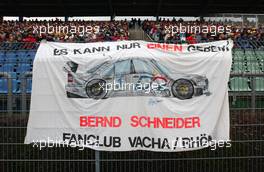 05.10.2003 Hockenheim, Deutschland, Bernd Schneider fan flag - DTM 2003 in Hockenheim, Grand-Prix-Kurs des Hockenheimring Baden-Württemberg (Deutsche Tourenwagen Masters)  - Weitere Bilder auf www.xpb.cc, eMail: info@xpb.cc - Belegexemplare senden.  c Copyright: Kennzeichnung mit: Pieters / xpb.cc