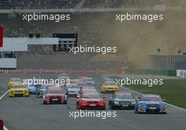 05.10.2003 Hockenheim, Deutschland, DTM 2003 am Hockenheimring, START, Mattias Ekström (SWE), PlayStation 2 Red Bull Abt-Audi, Abt-Audi TT-R vor Jean Alesi (FRA), AMG-Mercedes, Mercedes-Benz CLK-DTM, Peter Dumbreck (GBR), OPC Team Phoenix, Opel Astra V8 Coupe - DTM 2003 in Hockenheim, Grand-Prix-Kurs des Hockenheimring Baden-Württemberg (Deutsche Tourenwagen Masters) - Weitere Bilder auf www.xpb.cc, eMail: info@xpb.cc - Belegexemplare senden. c Copyrightkennzeichnung mit: xpb.cc