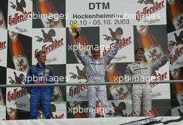 05.10.2003 Hockenheim, Deutschland, DTM 2003 am Hockenheimring, Podium, Mattias Ekström (SWE), PlayStation 2 Red Bull Abt-Audi, Abt-Audi TT-R, Jean Alesi (FRA), AMG-Mercedes, Mercedes-Benz CLK-DTM, Marcel Fässler (CHE), AMG-Mercedes, Mercedes-Benz CLK-DTM - DTM 2003 in Hockenheim, Grand-Prix-Kurs des Hockenheimring Baden-Württemberg (Deutsche Tourenwagen Masters) - Weitere Bilder auf www.xpb.cc, eMail: info@xpb.cc - Belegexemplare senden. c Copyrightkennzeichnung mit: xpb.cc