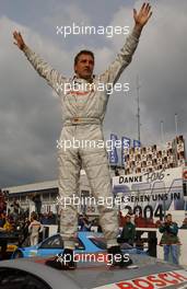 05.10.2003 Hockenheim, Deutschland, DTM 2003 am Hockenheimring, DTM-Meister, Bernd Schneider (GER), Vodafone AMG-Mercedes, Mercedes-Benz CLK-DTM - DTM 2003 in Hockenheim, Grand-Prix-Kurs des Hockenheimring Baden-Württemberg (Deutsche Tourenwagen Masters) - Weitere Bilder auf www.xpb.cc, eMail: info@xpb.cc - Belegexemplare senden. c Copyrightkennzeichnung mit: Pieters / xpb.cc