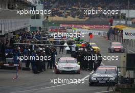 05.10.2003 Hockenheim, Deutschland, DTM 2003 am Hockenheimring, PIT STOP vom DTM-Meister, Bernd Schneider (GER), Vodafone AMG-Mercedes, Mercedes-Benz CLK-DTM, davor Jean Alesi (FRA), AMG-Mercedes, Mercedes-Benz CLK-DTM - DTM 2003 in Hockenheim, Grand-Prix-Kurs des Hockenheimring Baden-Württemberg (Deutsche Tourenwagen Masters) - Weitere Bilder auf www.xpb.cc, eMail: info@xpb.cc - Belegexemplare senden. c Copyrightkennzeichnung mit: Pieters / xpb.cc