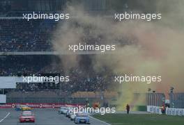 05.10.2003 Hockenheim, Deutschland, DTM 2003 am Hockenheimring, START, Mattias Ekström (SWE), PlayStation 2 Red Bull Abt-Audi, Abt-Audi TT-R vor Jean Alesi (FRA), AMG-Mercedes, Mercedes-Benz CLK-DTM, Peter Dumbreck (GBR), OPC Team Phoenix, Opel Astra V8 Coupe - DTM 2003 in Hockenheim, Grand-Prix-Kurs des Hockenheimring Baden-Württemberg (Deutsche Tourenwagen Masters) - Weitere Bilder auf www.xpb.cc, eMail: info@xpb.cc - Belegexemplare senden. c Copyrightkennzeichnung mit: xpb.cc